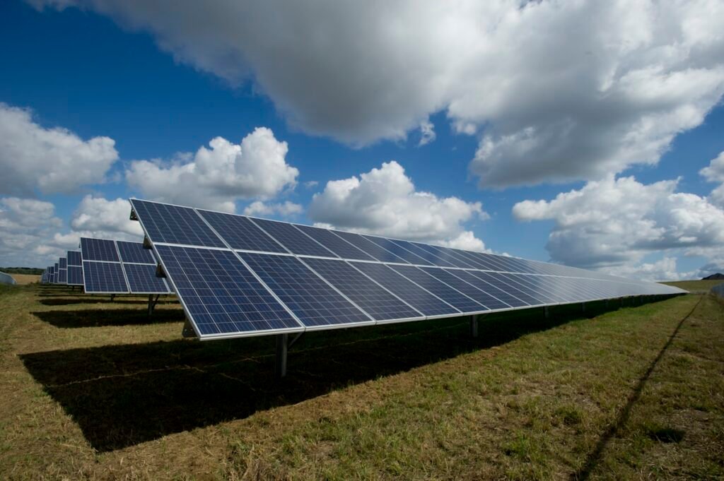 Zonnepanelen op modern huis Nederland